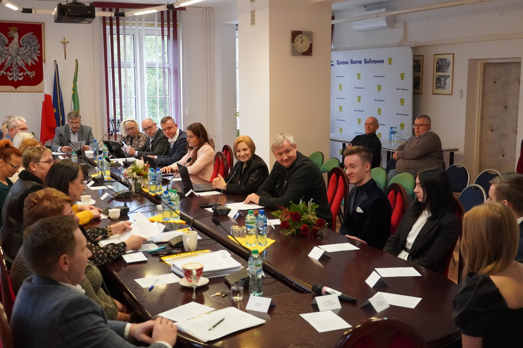 BORNE SULINOWO. Sportowcy z dyplomami, burmistrz z medalem