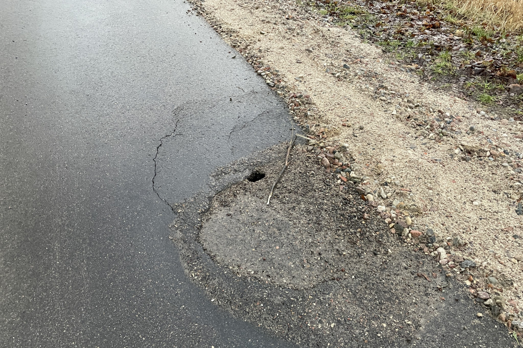 Na drodze powiatowej zapada się asfalt