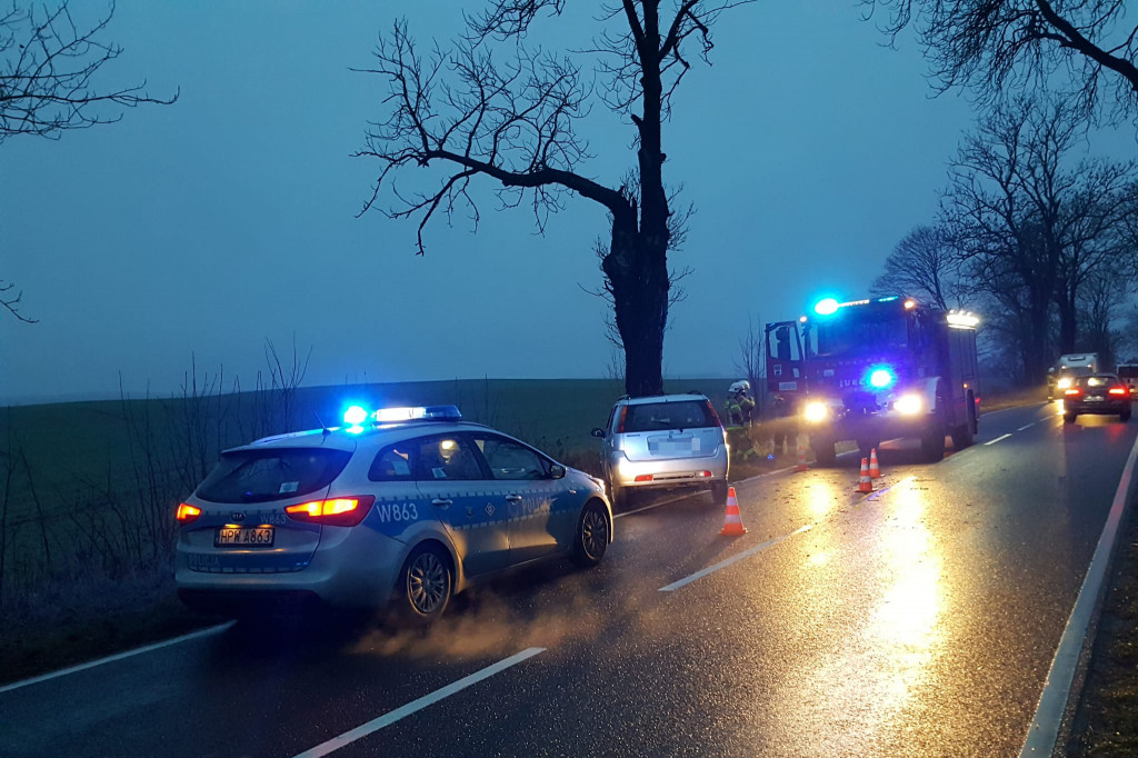 Wypadek przy wjeździe do Barwic. Auto uderzyło w drzewo