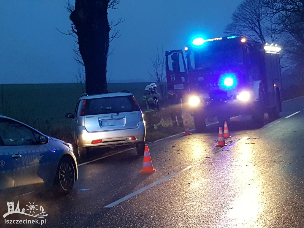 Wypadek przy wjeździe do Barwic. Auto uderzyło w drzewo