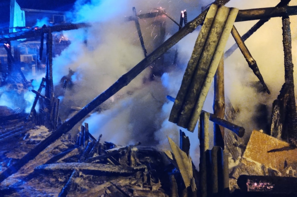 Nad ranem płonęły budynki gospodarcze. Na miejscu kilka jednostek straży pożarnej