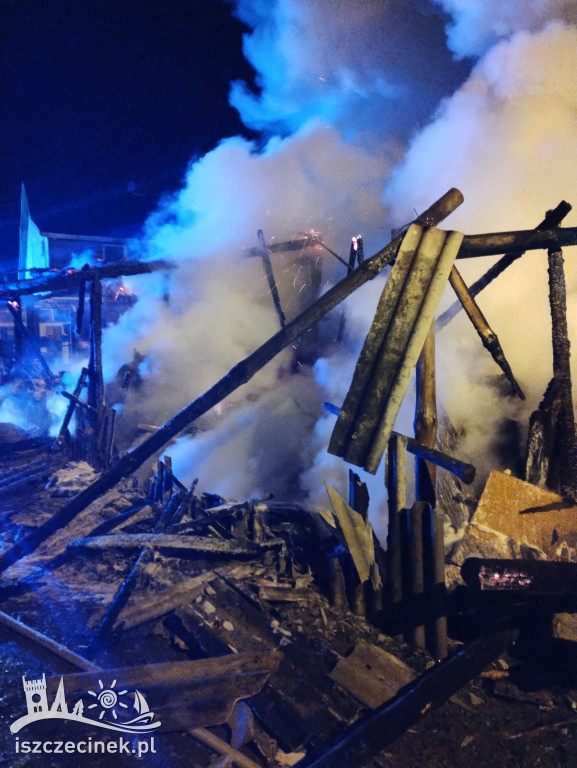 Nad ranem płonęły budynki gospodarcze. Na miejscu kilka jednostek straży pożarnej