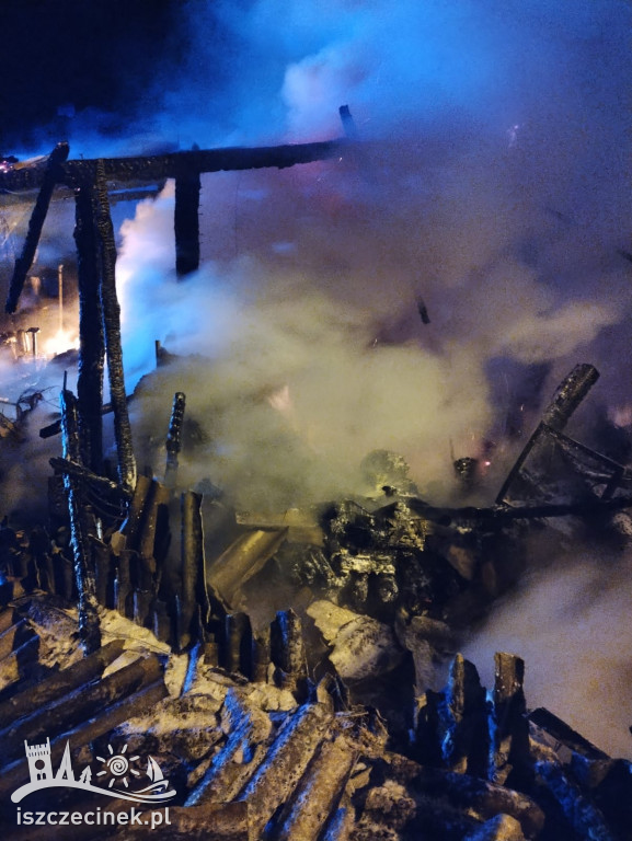 Nad ranem płonęły budynki gospodarcze. Na miejscu kilka jednostek straży pożarnej