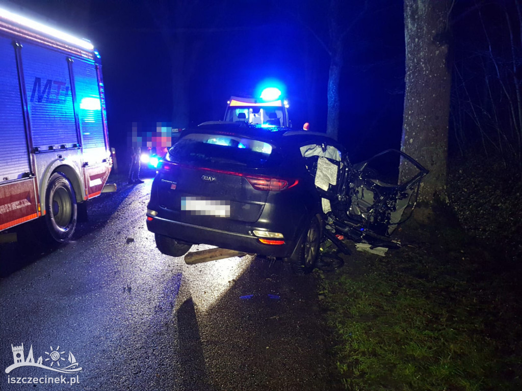 Osobówka rozbiła się na drzewach. Jechało nią trzech mężczyzn