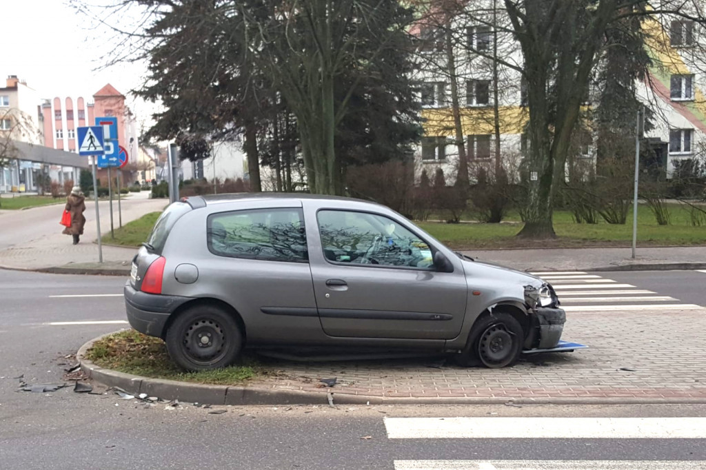 Stłuczka przed pasami. Osobówka wjechała w tył busa