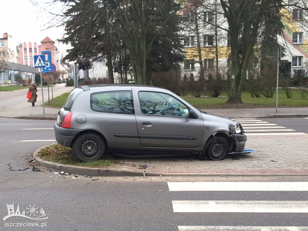 Stłuczka przed pasami. Osobówka wjechała w tył busa