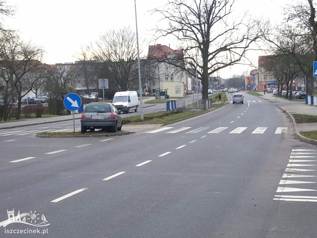 Stłuczka przed pasami. Osobówka wjechała w tył busa