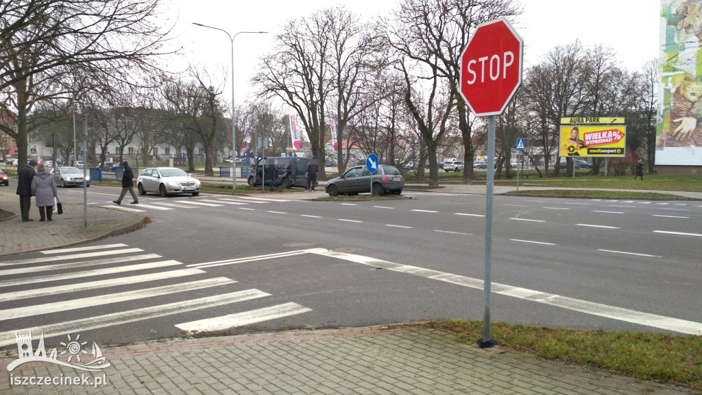 Stłuczka przed pasami. Osobówka wjechała w tył busa