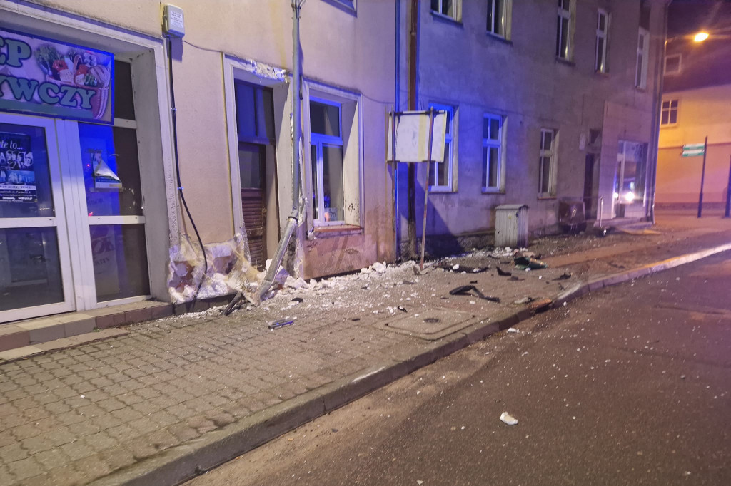 Barwice. BMW roztrzaskało się na budynku. Jechały nim trzy osoby