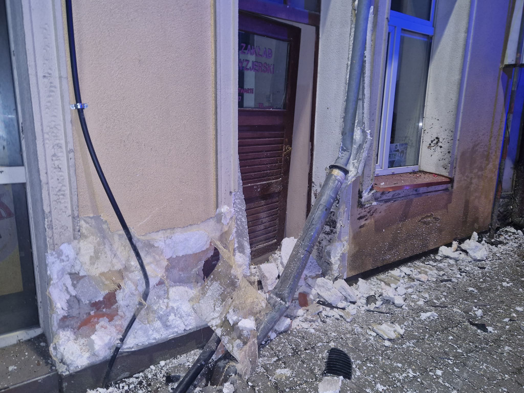 Barwice. BMW roztrzaskało się na budynku. Jechały nim trzy osoby