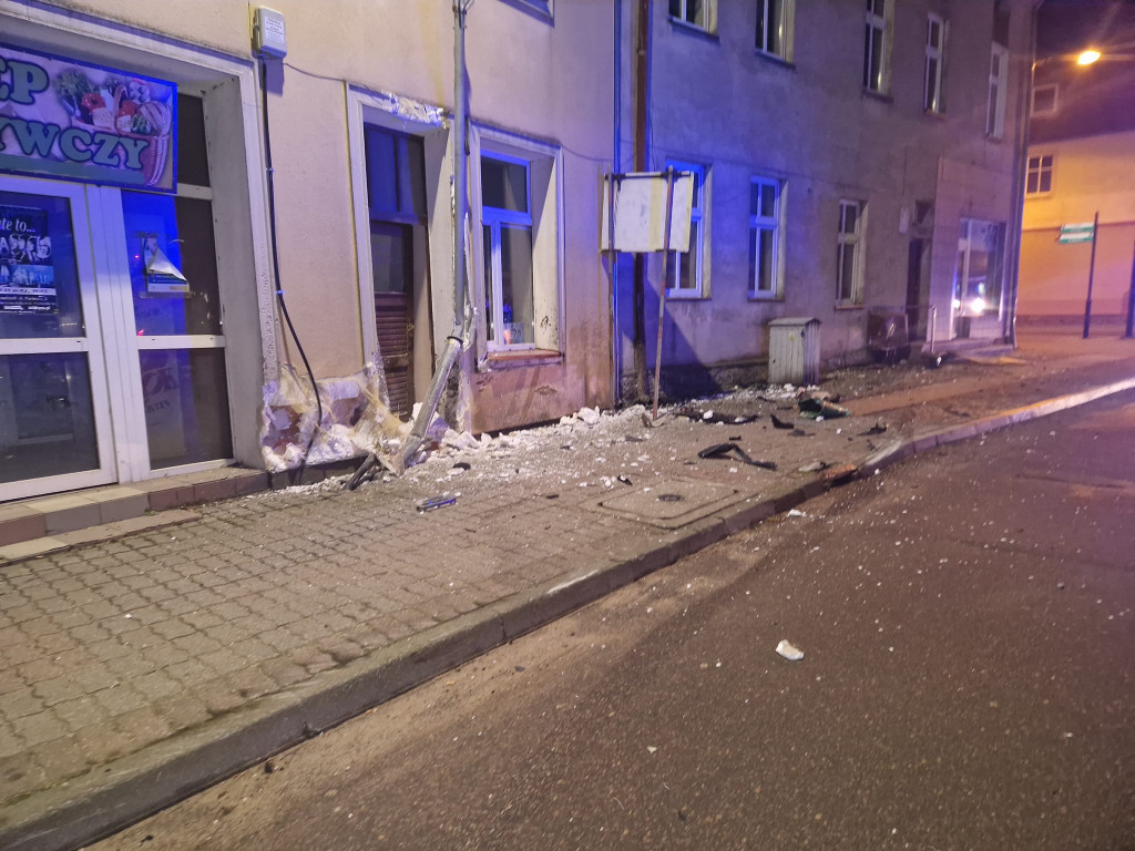 Barwice. BMW roztrzaskało się na budynku. Jechały nim trzy osoby