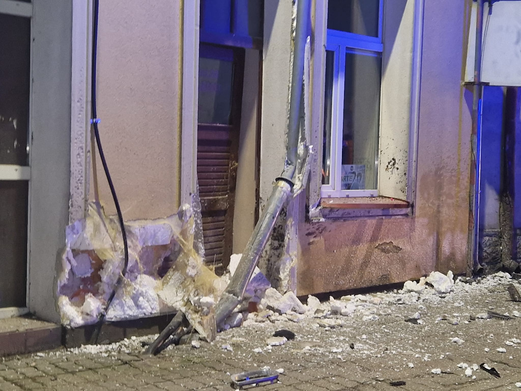 Barwice. BMW roztrzaskało się na budynku. Jechały nim trzy osoby