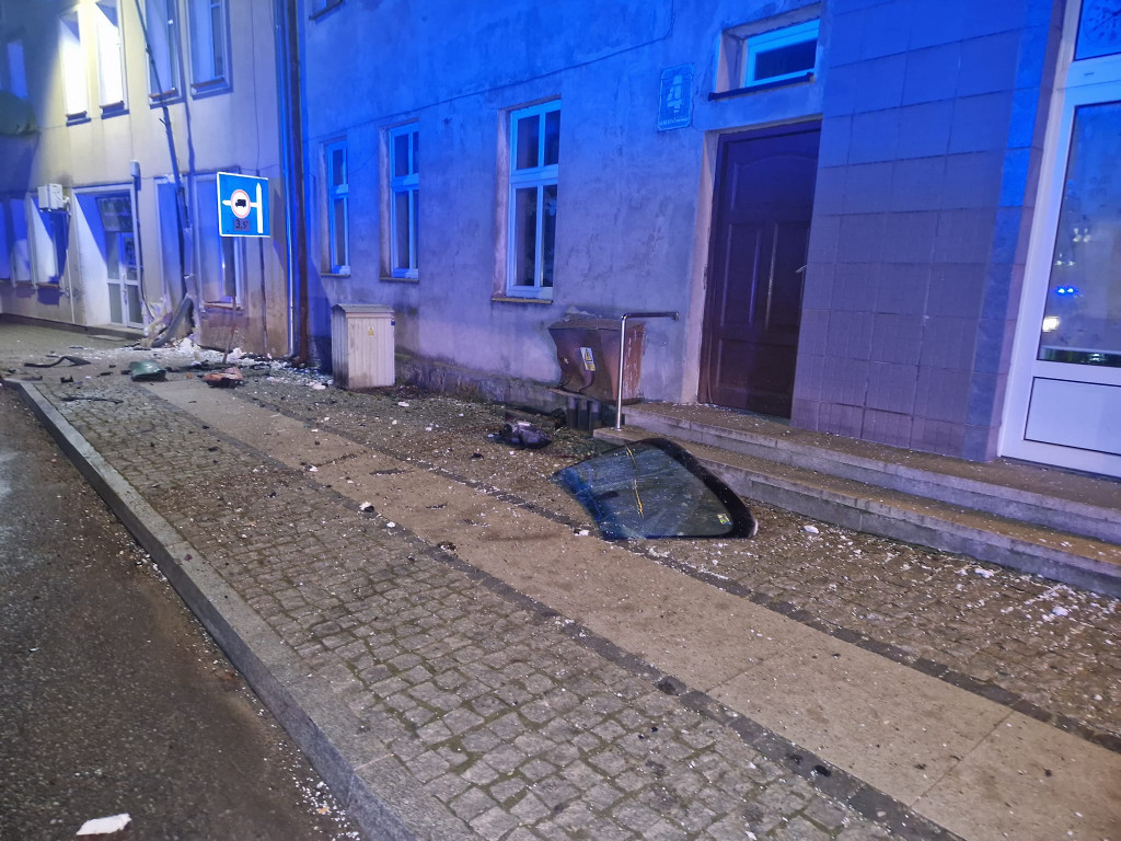 Barwice. BMW roztrzaskało się na budynku. Jechały nim trzy osoby