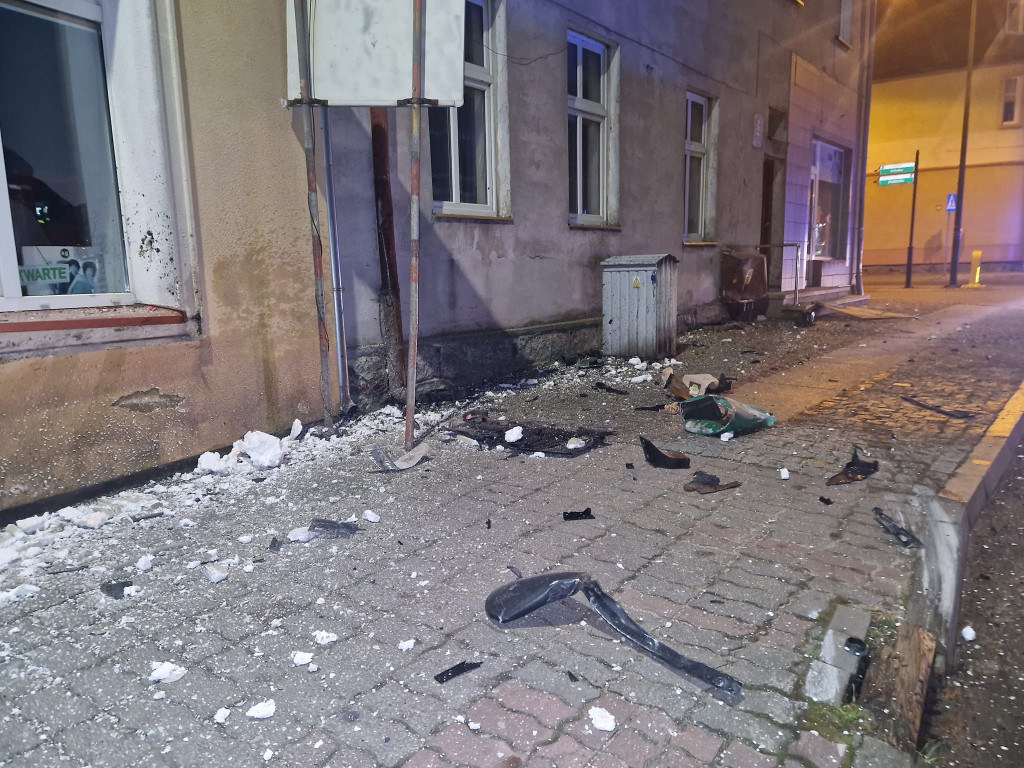Barwice. BMW roztrzaskało się na budynku. Jechały nim trzy osoby