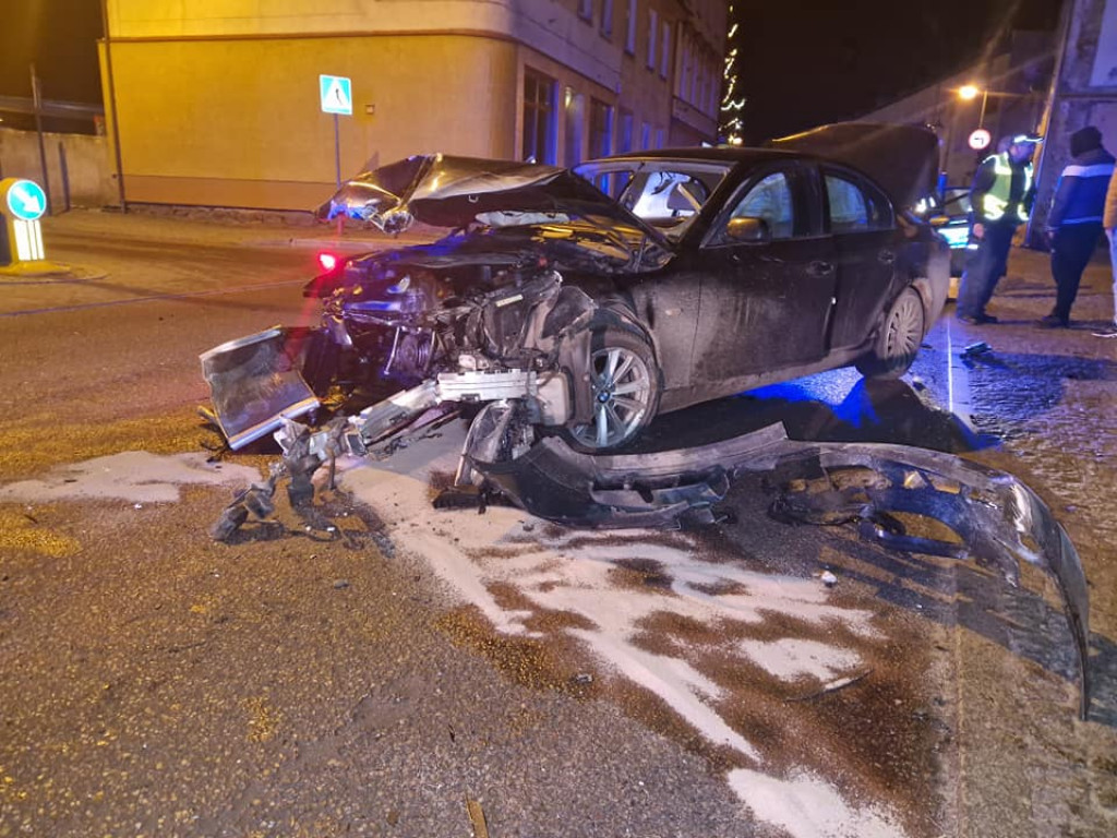 Barwice. BMW roztrzaskało się na budynku. Jechały nim trzy osoby