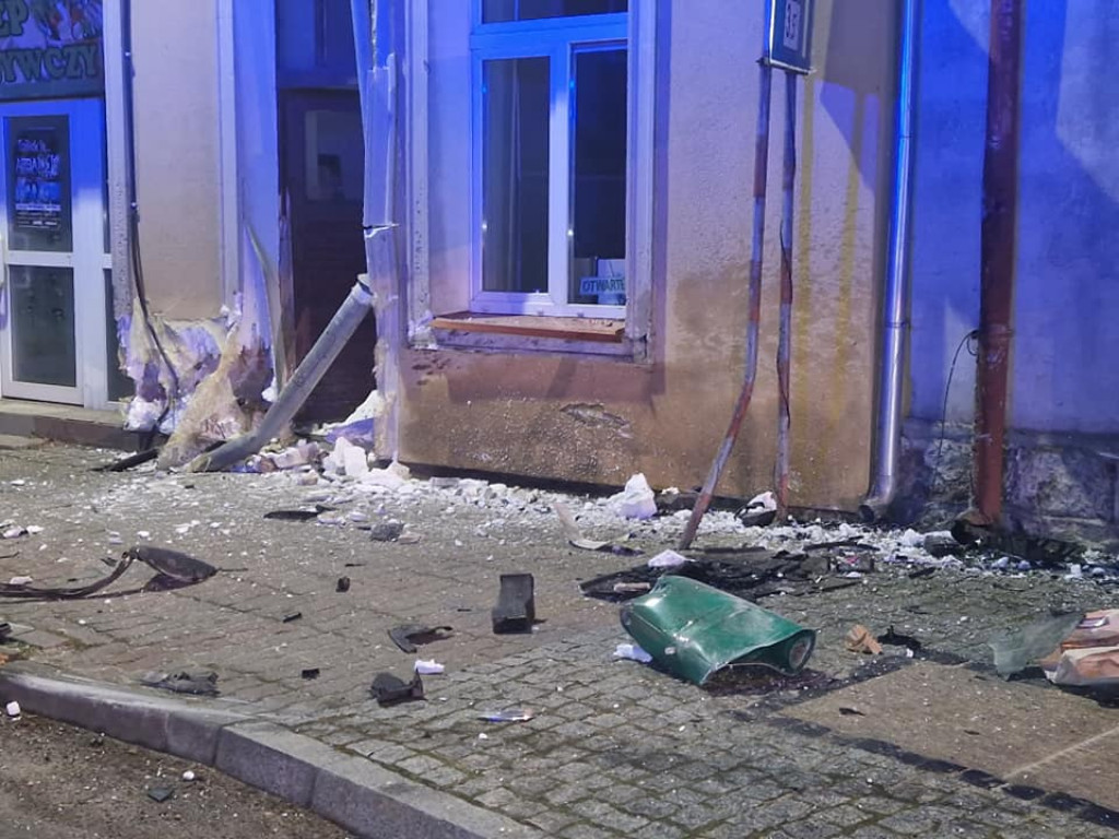 Barwice. BMW roztrzaskało się na budynku. Jechały nim trzy osoby
