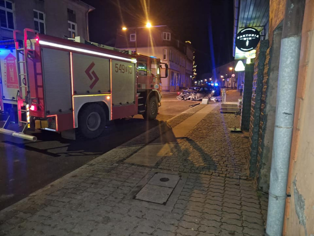 Barwice. BMW roztrzaskało się na budynku. Jechały nim trzy osoby
