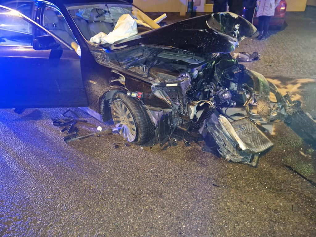 Barwice. BMW roztrzaskało się na budynku. Jechały nim trzy osoby