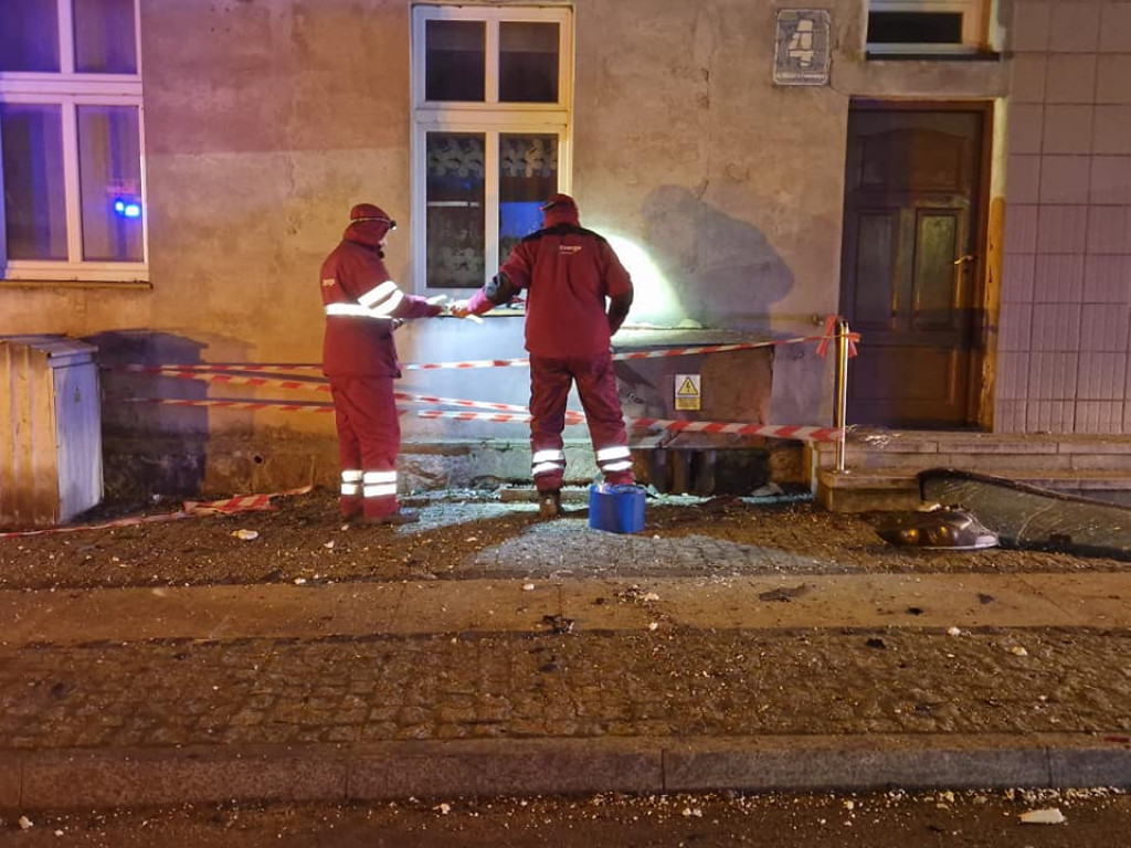 Barwice. BMW roztrzaskało się na budynku. Jechały nim trzy osoby