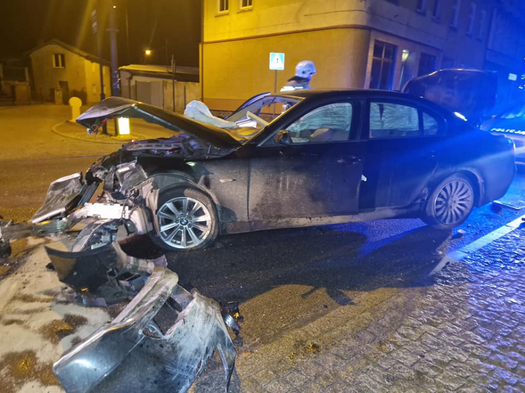Barwice. BMW roztrzaskało się na budynku. Jechały nim trzy osoby