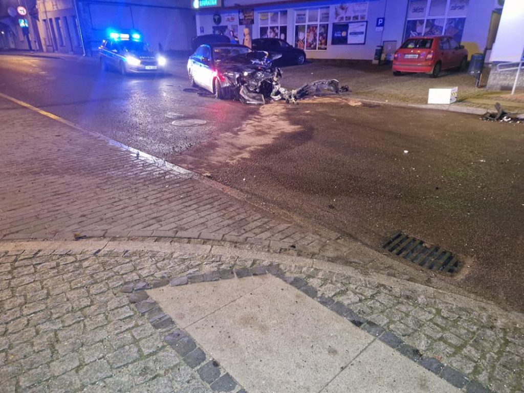 Barwice. BMW roztrzaskało się na budynku. Jechały nim trzy osoby