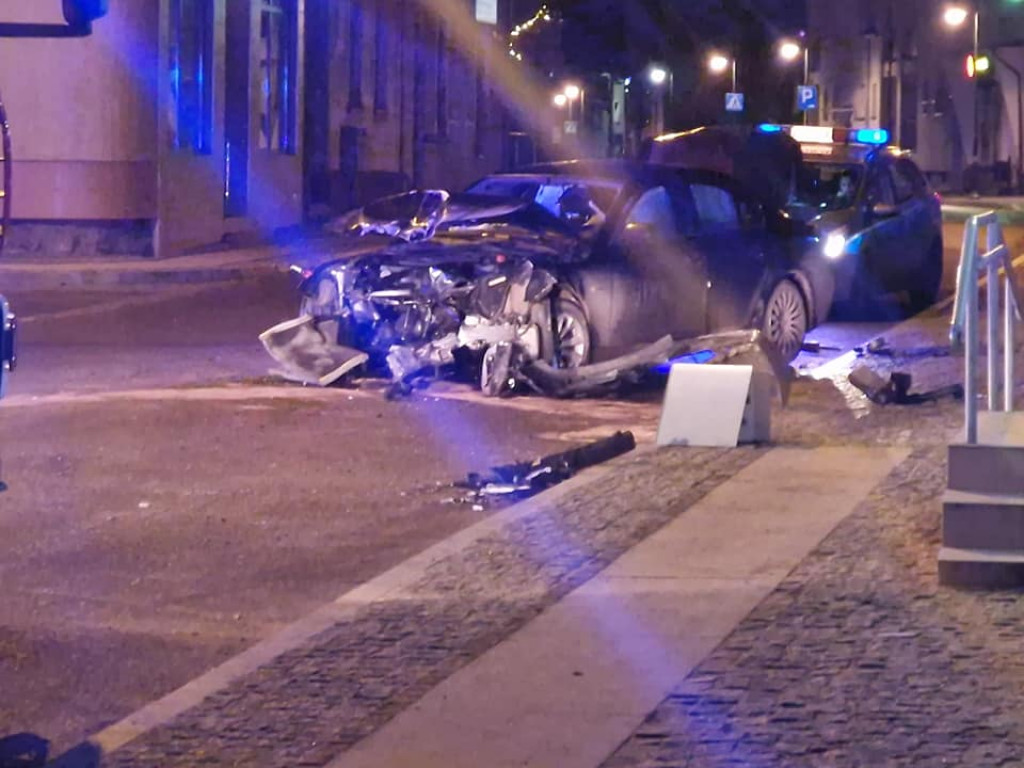 Barwice. BMW roztrzaskało się na budynku. Jechały nim trzy osoby