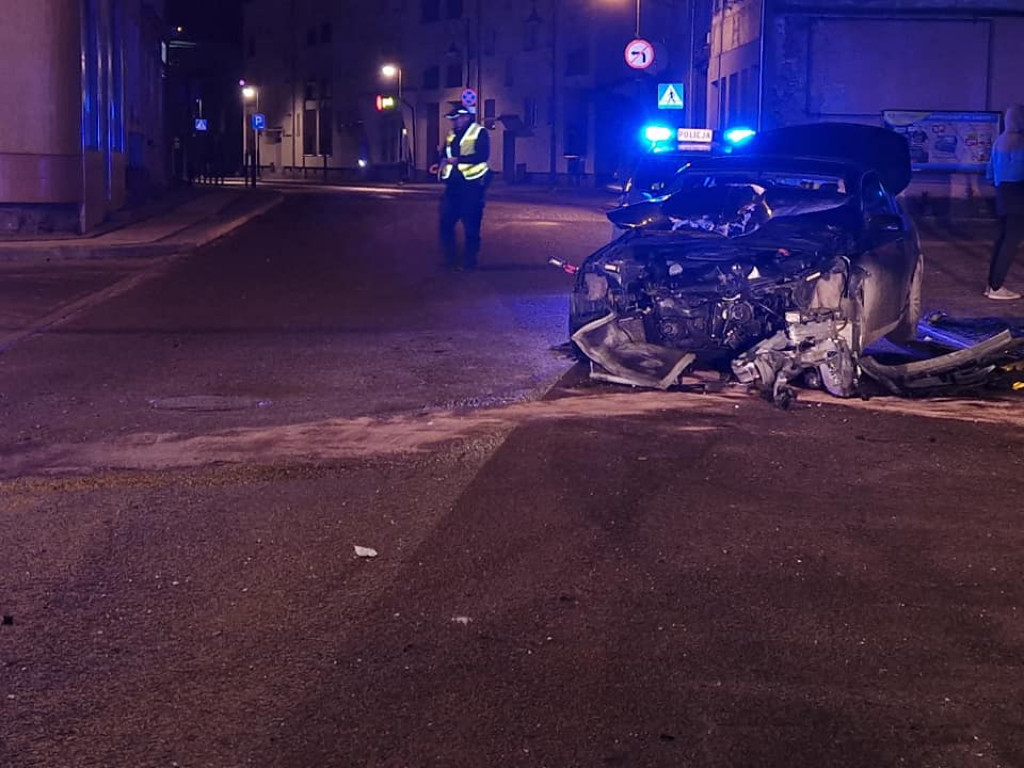 Barwice. BMW roztrzaskało się na budynku. Jechały nim trzy osoby