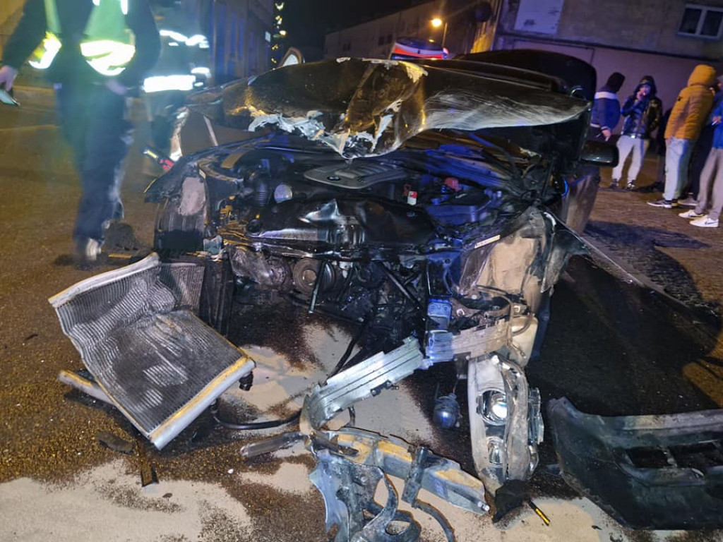 Barwice. BMW roztrzaskało się na budynku. Jechały nim trzy osoby