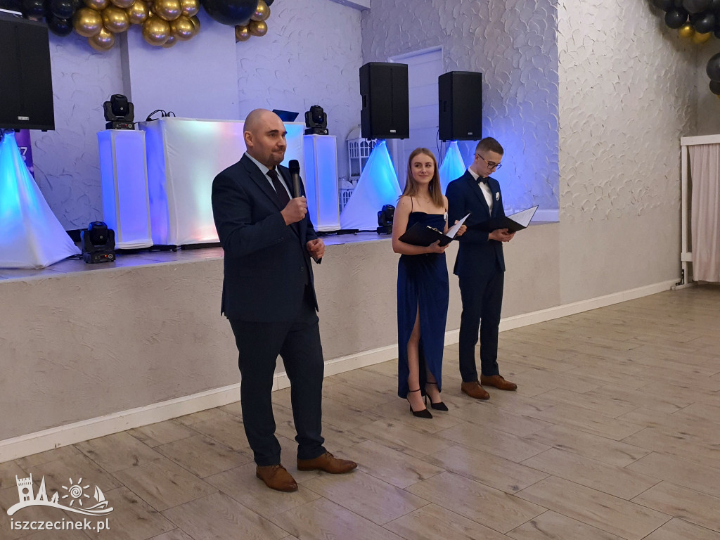 Bal studniówkowy uczniów Liceum Ogólnokształcącego im. Bohaterów Oflagu II D w Bornem Sulinowie