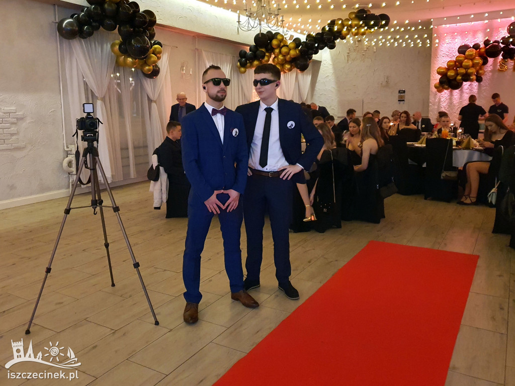 Bal studniówkowy uczniów Liceum Ogólnokształcącego im. Bohaterów Oflagu II D w Bornem Sulinowie