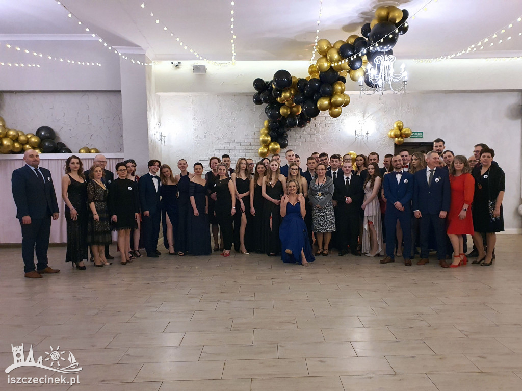 Bal studniówkowy uczniów Liceum Ogólnokształcącego im. Bohaterów Oflagu II D w Bornem Sulinowie
