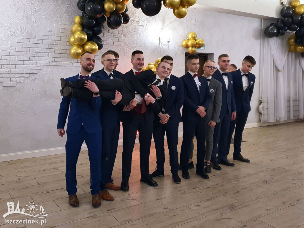 Bal studniówkowy uczniów Liceum Ogólnokształcącego im. Bohaterów Oflagu II D w Bornem Sulinowie