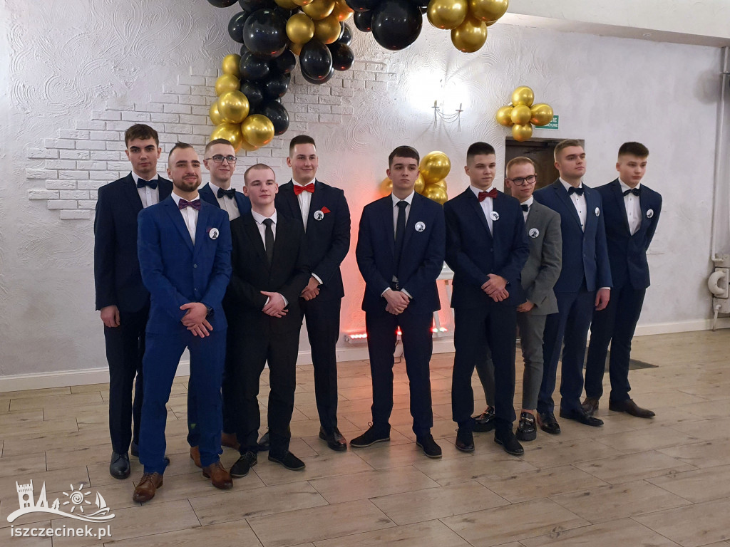 Bal studniówkowy uczniów Liceum Ogólnokształcącego im. Bohaterów Oflagu II D w Bornem Sulinowie