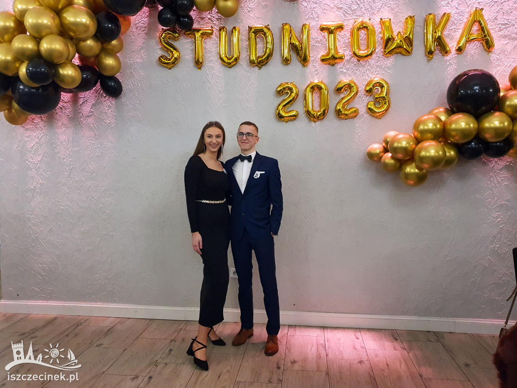 Bal studniówkowy uczniów Liceum Ogólnokształcącego im. Bohaterów Oflagu II D w Bornem Sulinowie