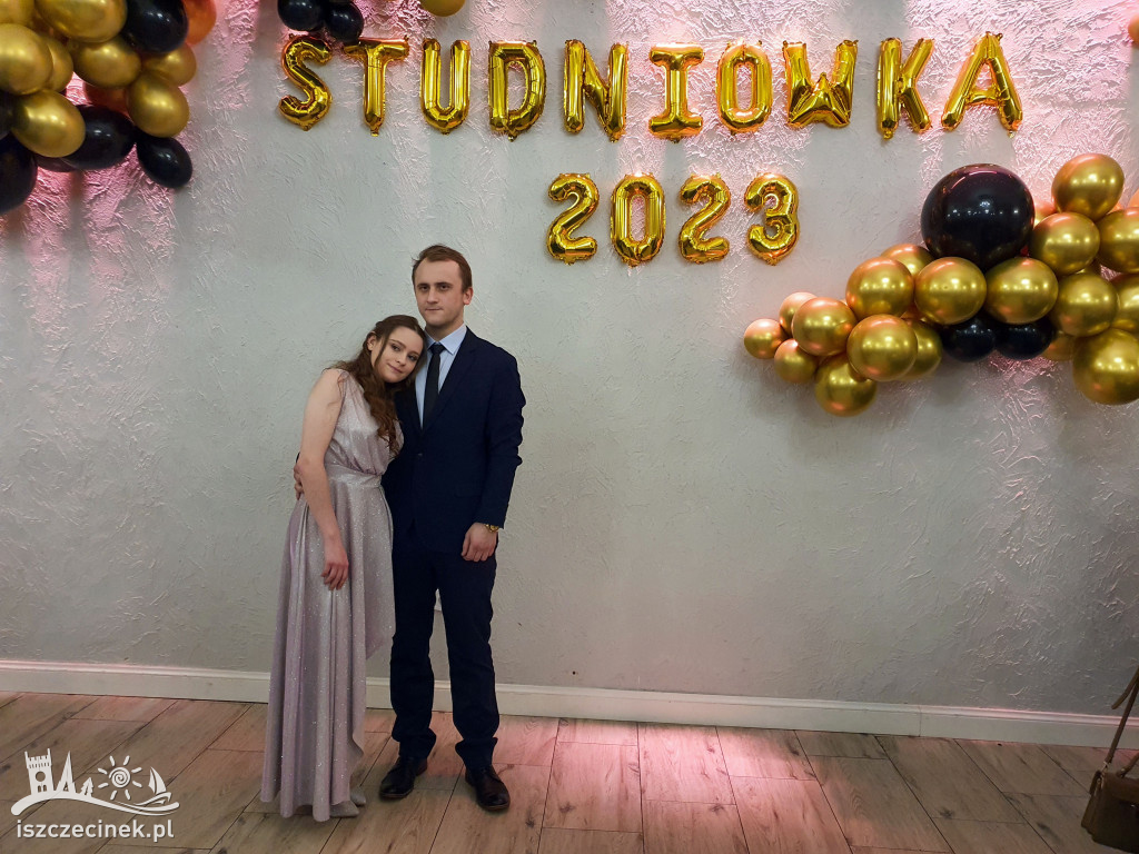 Bal studniówkowy uczniów Liceum Ogólnokształcącego im. Bohaterów Oflagu II D w Bornem Sulinowie