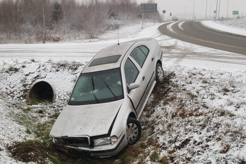 Śnieg powrócił do Szczecinka. Na bocznych drogach jest ślisko