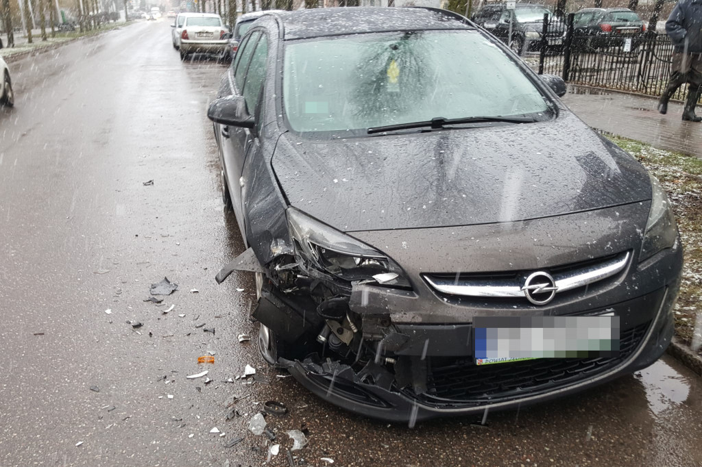 Wjechała w zaparkowany samochód. Kolizja na Mickiewicza