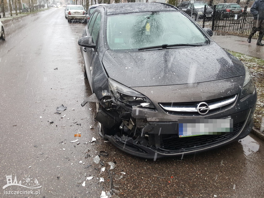 Wjechała w zaparkowany samochód. Kolizja na Mickiewicza