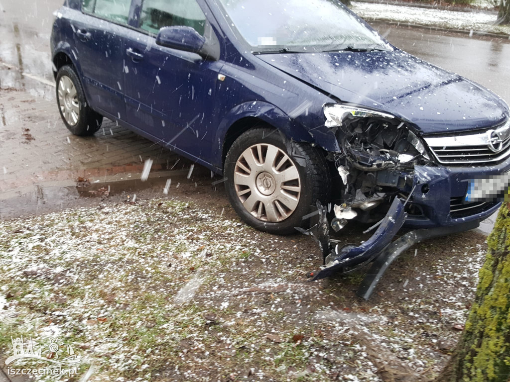 Wjechała w zaparkowany samochód. Kolizja na Mickiewicza