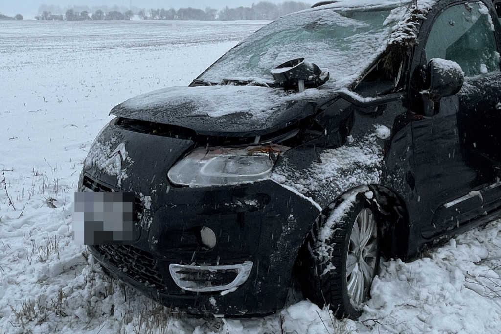 Citroen stoczył się ze skarpy i dachował.