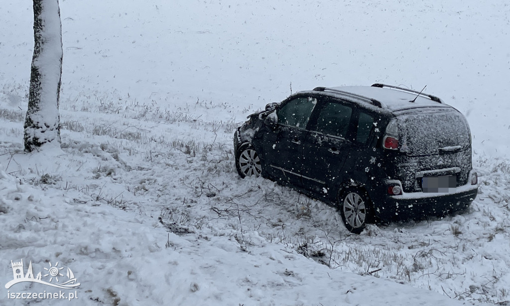 Citroen stoczył się ze skarpy i dachował.