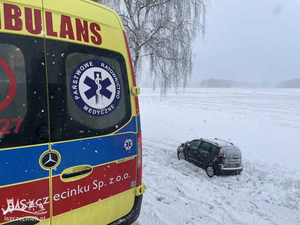 Citroen stoczył się ze skarpy i dachował.