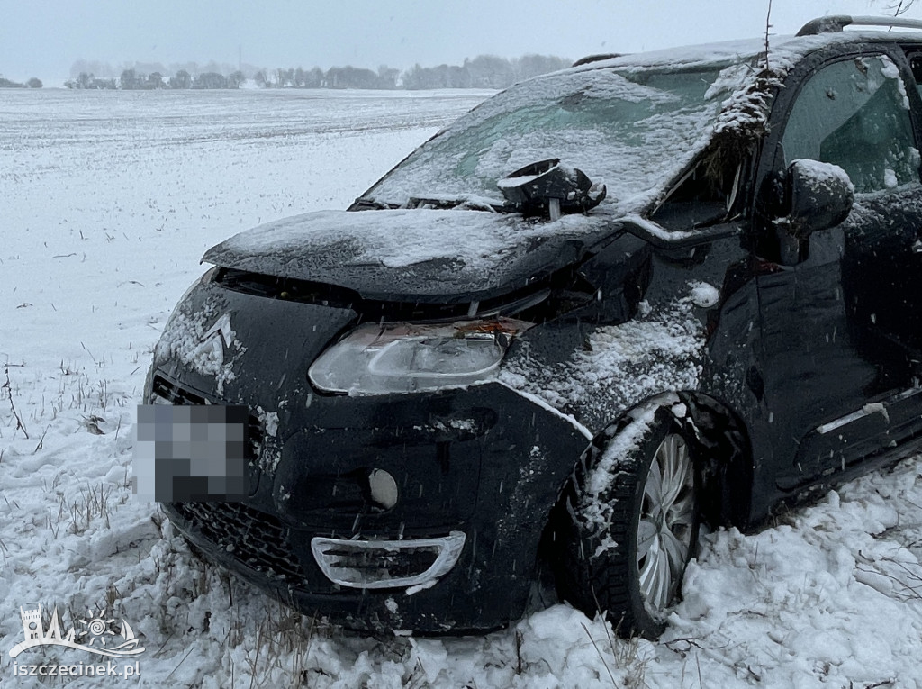 Citroen stoczył się ze skarpy i dachował.