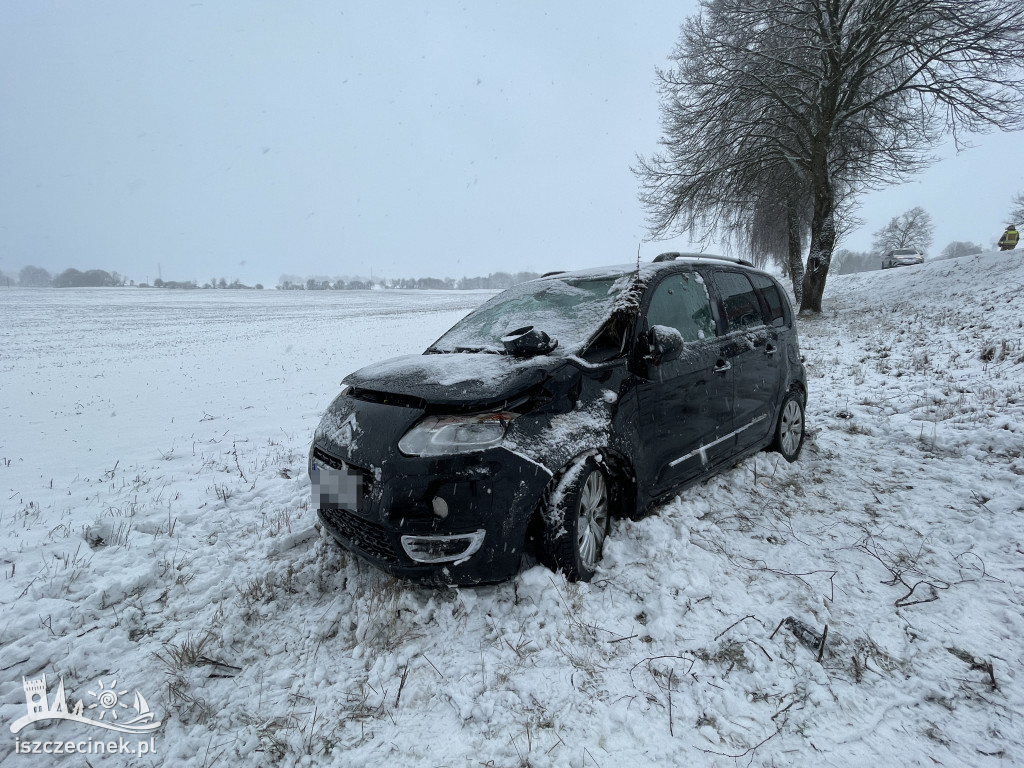 Citroen stoczył się ze skarpy i dachował.