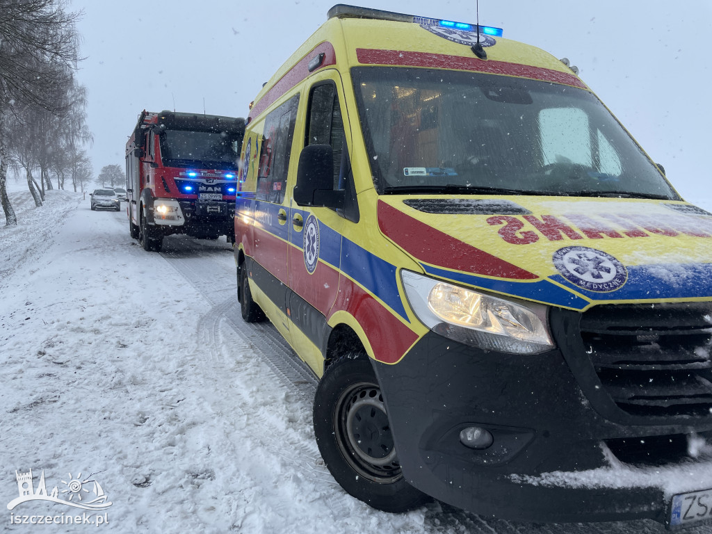 Citroen stoczył się ze skarpy i dachował.