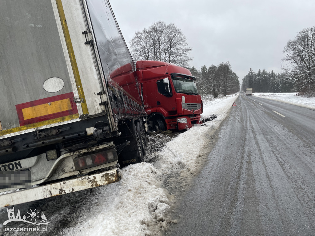 Ciężarówka wpadła w poślizg. Zatrzymała się w rowie