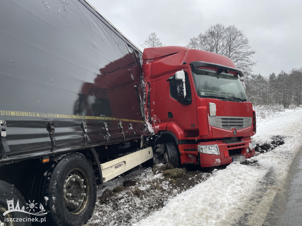 Ciężarówka wpadła w poślizg. Zatrzymała się w rowie