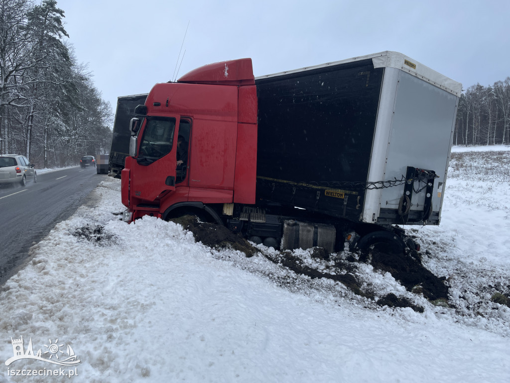 Ciężarówka wpadła w poślizg. Zatrzymała się w rowie