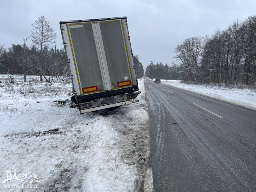 Ciężarówka wpadła w poślizg. Zatrzymała się w rowie