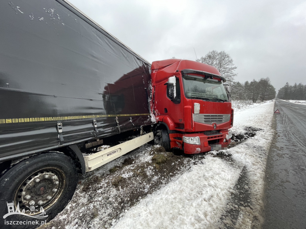 Ciężarówka wpadła w poślizg. Zatrzymała się w rowie